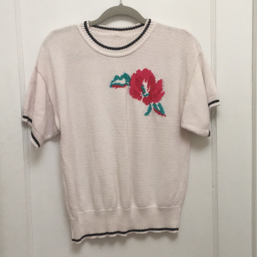 Knit rose short sleeved sweater